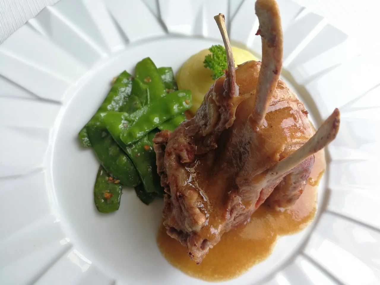 Roasted lamb chops with sautéed green peppers