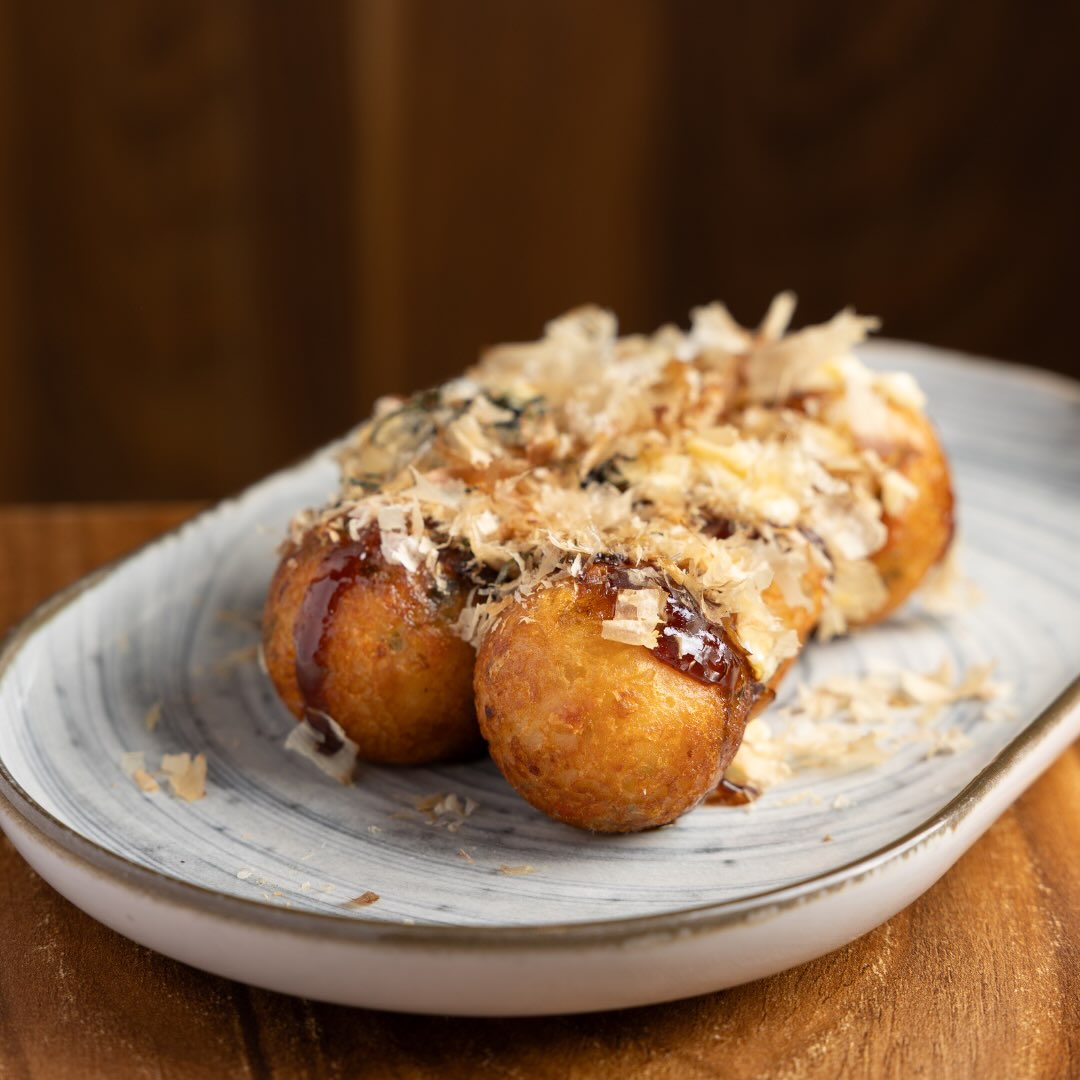 🐙 Pequeñas por fuera. Inconfundibles por dentro.

Los takoyaki son uno de los bocados más icónicos del street food japon