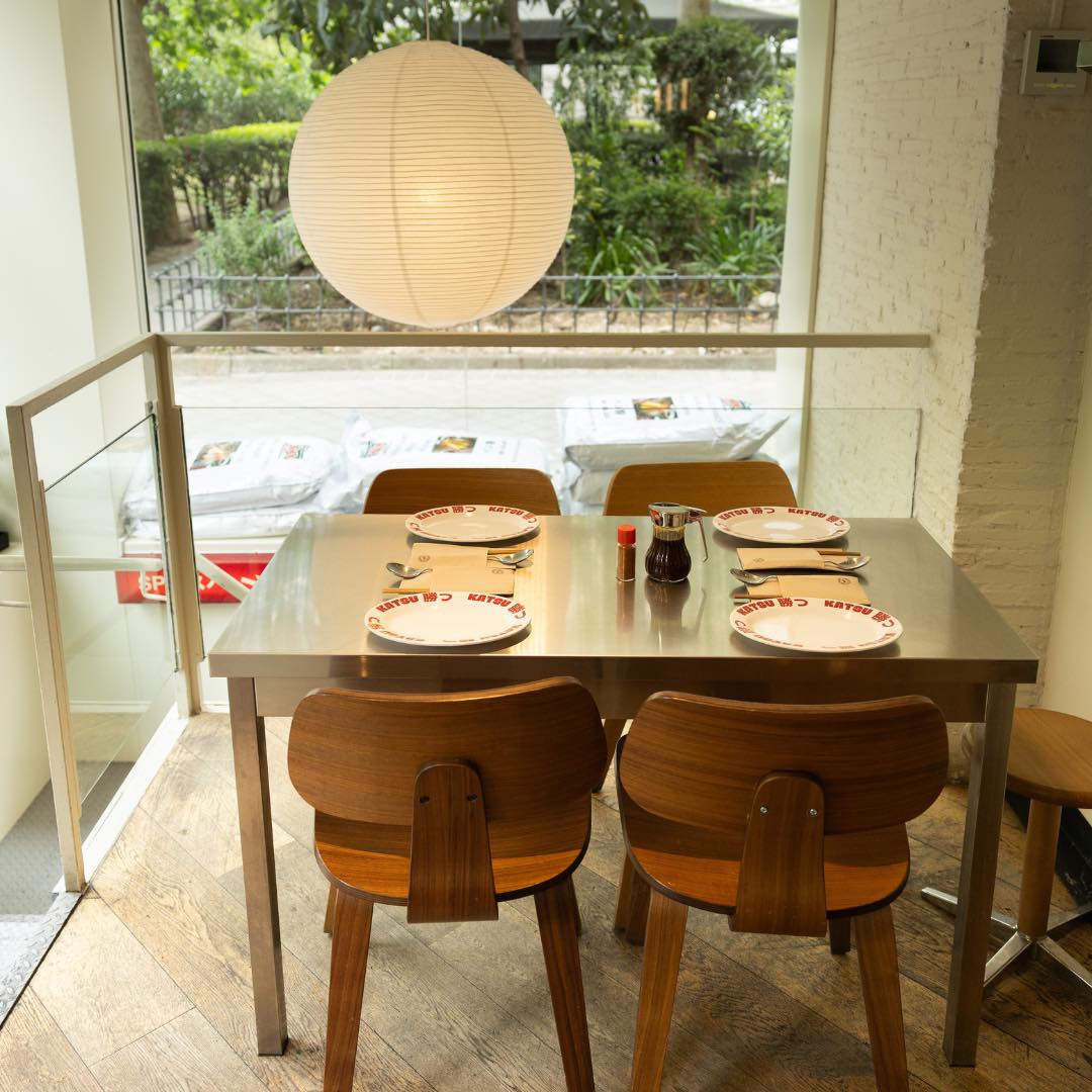 ¿Ya conoces una de las mesas más icónicas de Katsu Castellana? ✨

Nuestra mesa metálica de la planta alta se ha converti