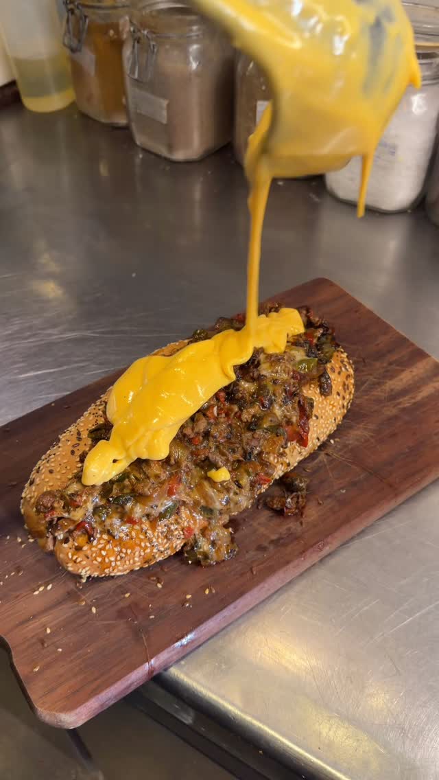 🥩 El famoso Philly Cheese Steak de Katz.
Pan turco casero, carne de picaña y alguno que otro secreto que lo ha convertid