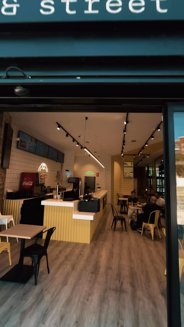 ⚽️🇪🇸 Estrenamos el nuevo local de nuestro patrocinador @kebahlab en el Cetro Comercial La Fuensanta en Móstoles.
🙌 Dos L