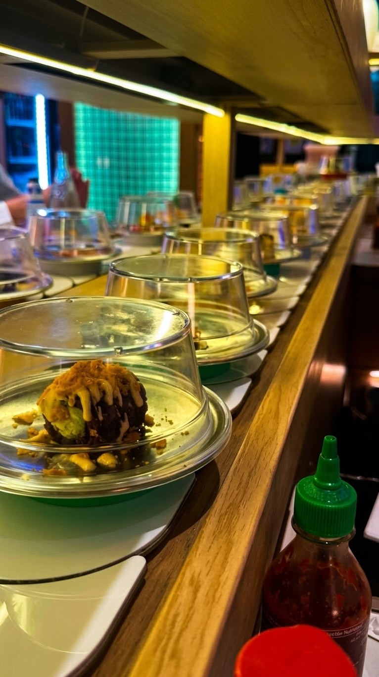 Sushi y comida asiática ILIMITADA pasando al lado de tu mesa? ¡Sí, por favor! 🍣🔥🤤
Fuimos a conocer @kintaro.madrid y no