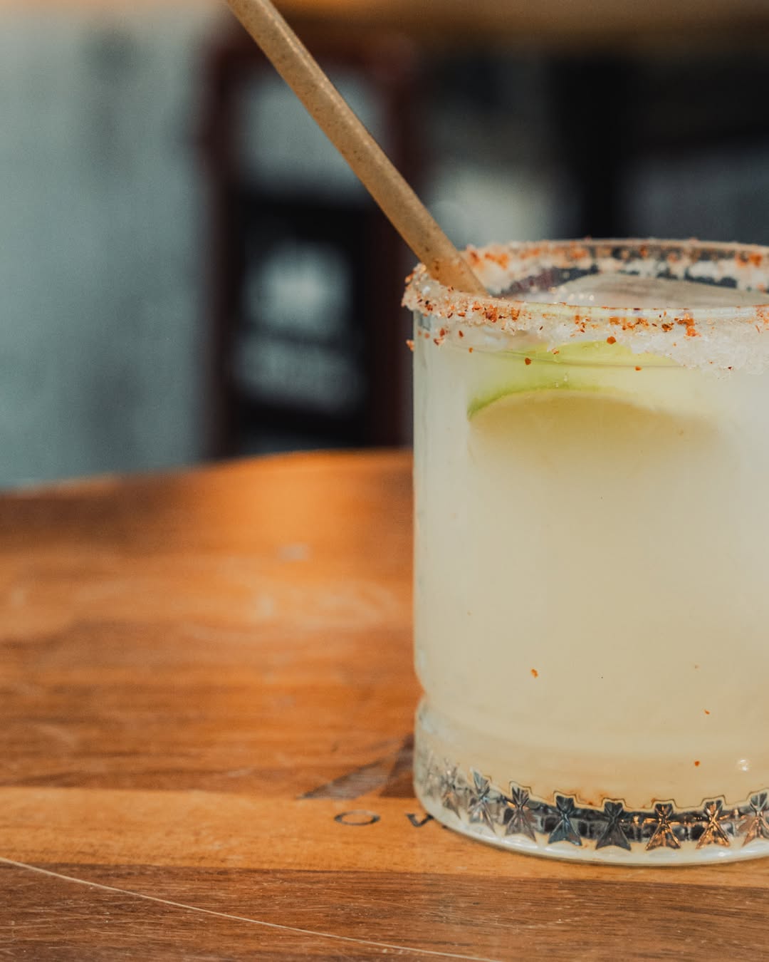 Un poco de flamenquito para entrar en calor y un cóctel para compensar. 😉🍸