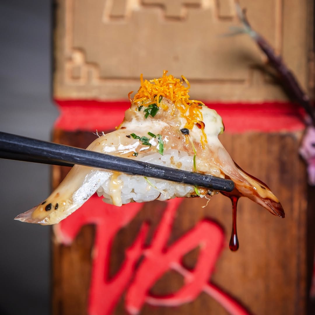 🍣 Además de los gunkans, nuestra especialidad son los nigiris especiales, que son más elaborados que los normales y pued