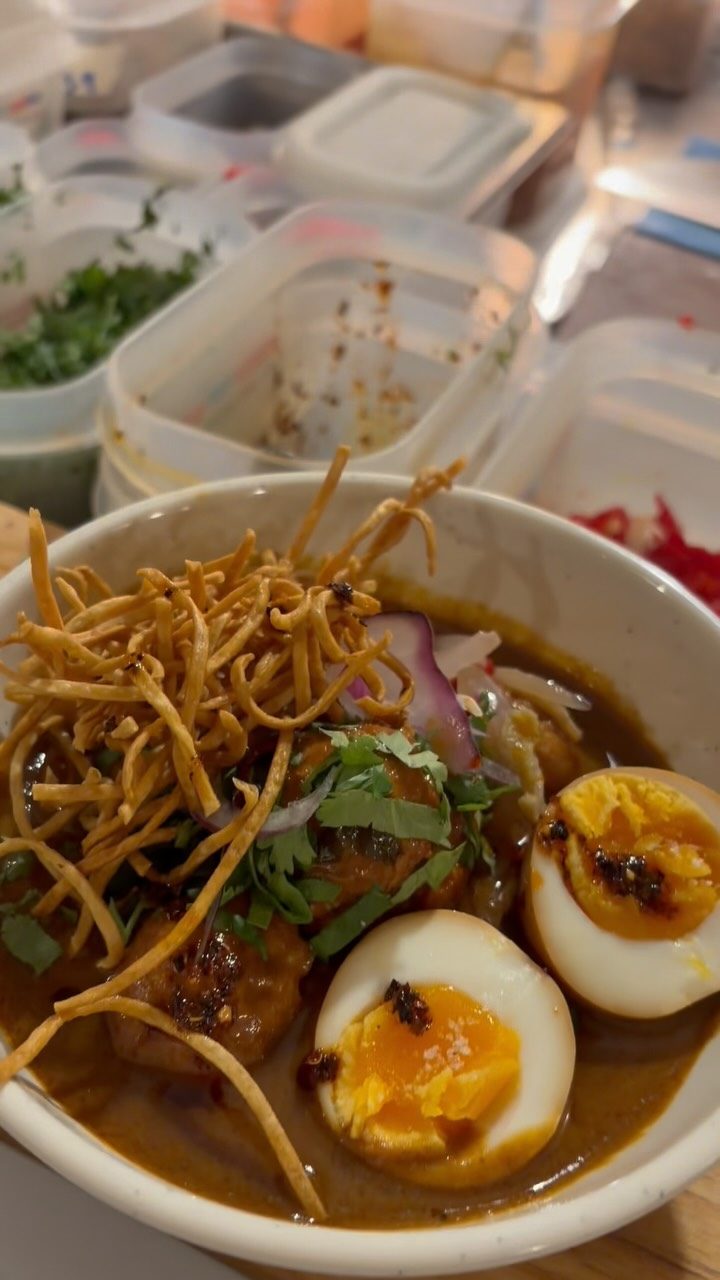 Gaeng Karen Luk Chin (curry amarillo de albóndigas, pavo y panceta). Sólo en Conde. 

💥Abrimos todos los garitos todo el