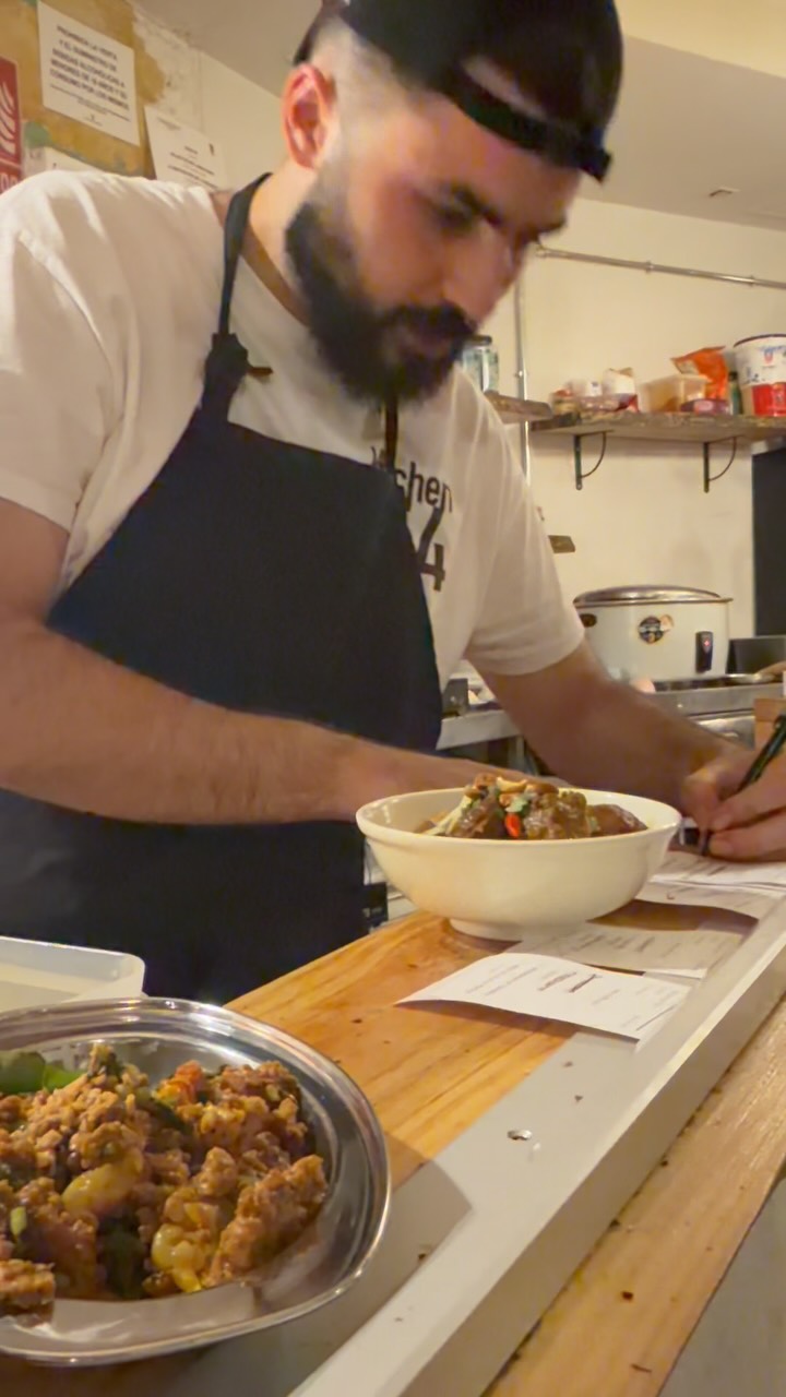 Dicho y hecho. Khua kling a la carrera. 

El Khua kling es un curry seco de cerdo picado y gambón que lleva ya varios me