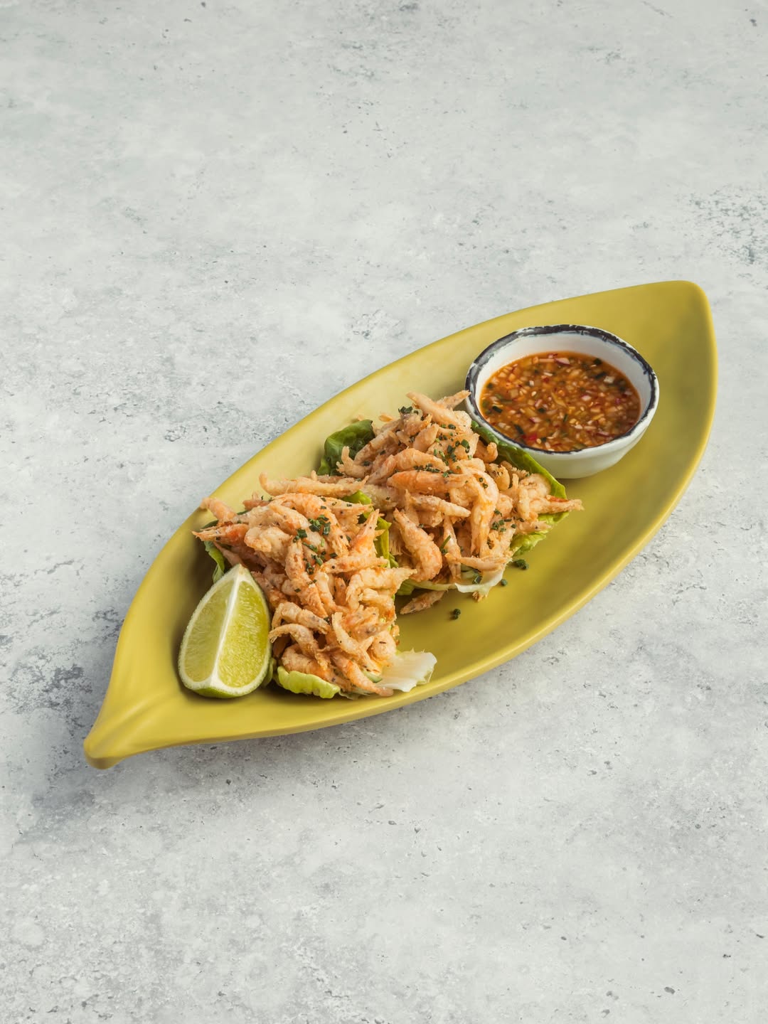 Aquí los cubiertos no pintan nada.
Este clásico de Kulto se come con las manos.
👉 Tortillita de camarones estilo Saam vi