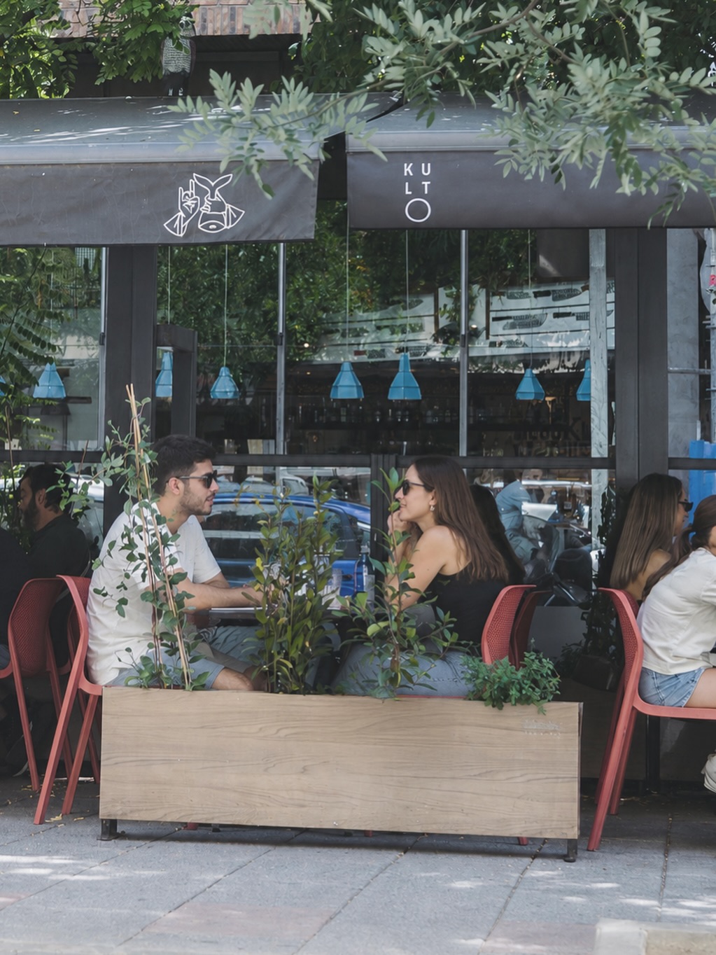 Terraza y dos platos frescos. Poco más hace falta.
👉Salpicón moruno de gambas, mejillón y pulpo.
👉Menestra de vainas ver