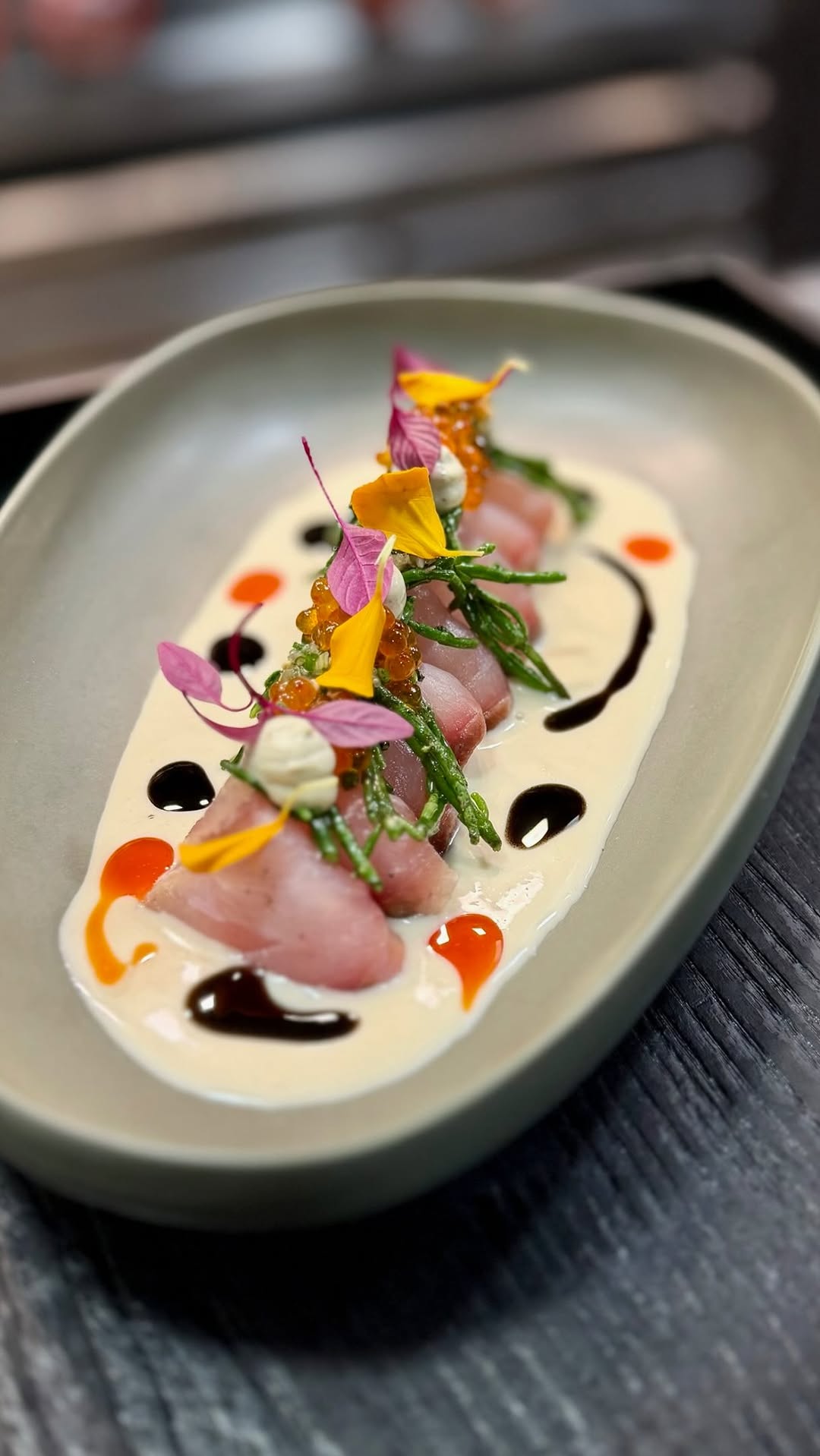 Verano en estado puro. Perfecta definición de tiradito.
Tiradito de Shima ají curado en sal de algas / leche de tigre de