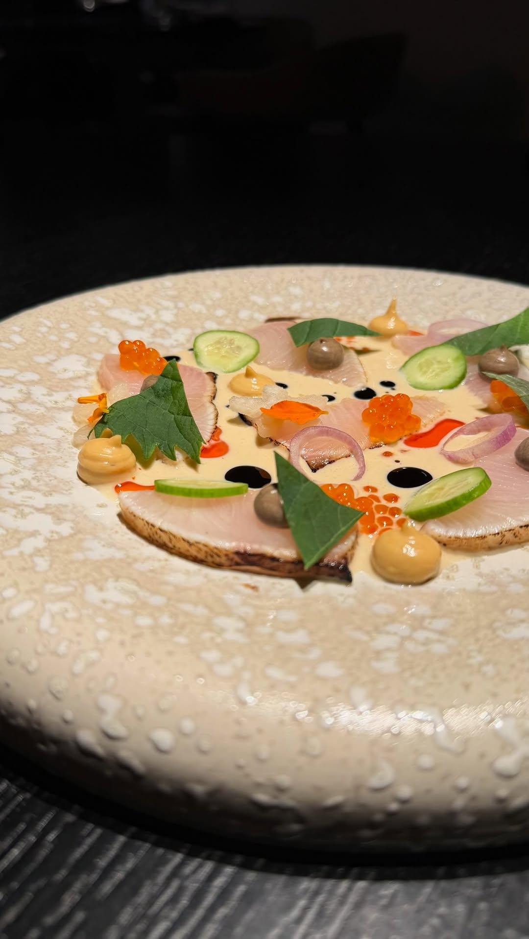 Especial • Carta Atemporal
Sashimi de Hiramasa TKF / gazpachuelo de miso-yuzu / aceite de cenizas / emulsión de habaner