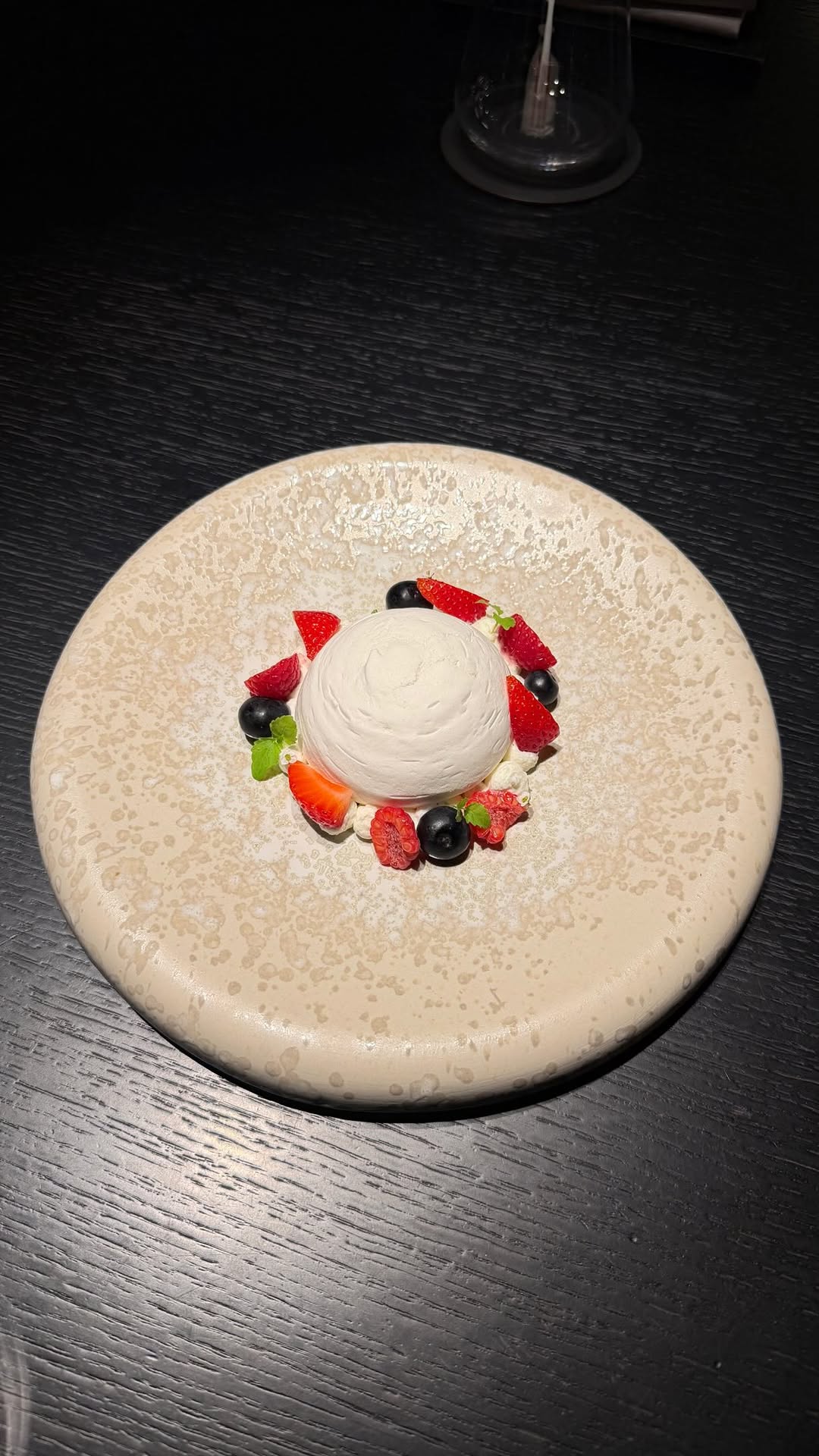 Especial • Postres • Pavlova
Chantillí de yuzu kosho / coulis de frutos rojos y jengibre / helado de yogourt / aliso bl