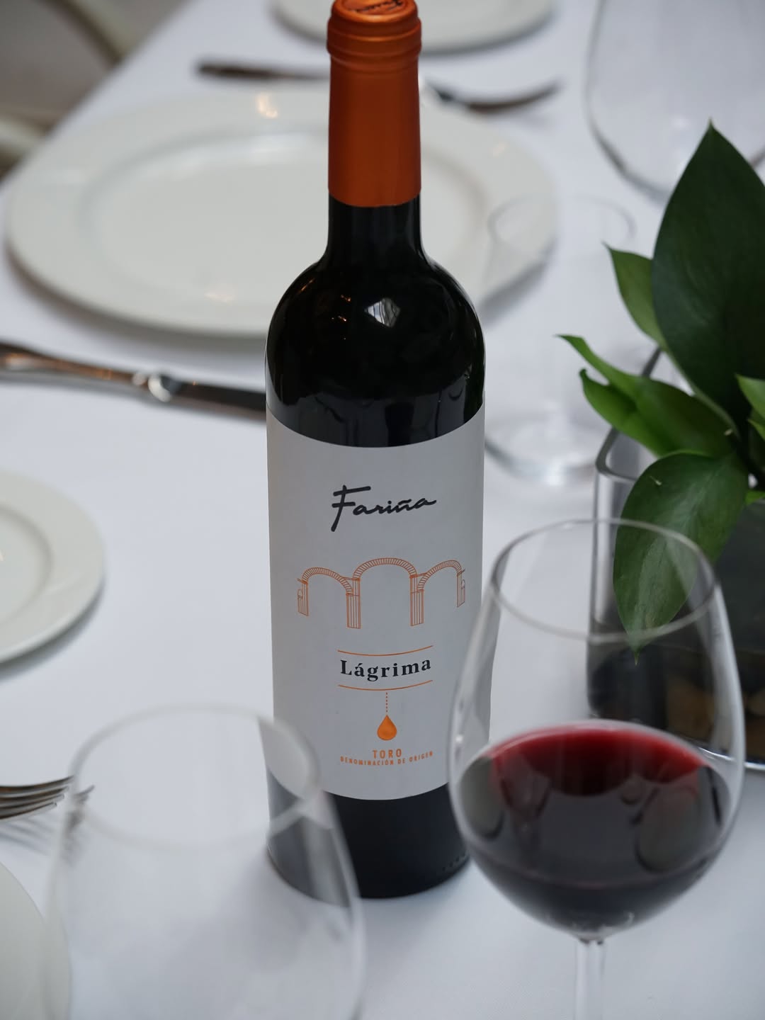 Nuestra propuesta líquida también forma parte de la experiencia.
Lágrima de Farina, un vino de D.O. Toro pensado para