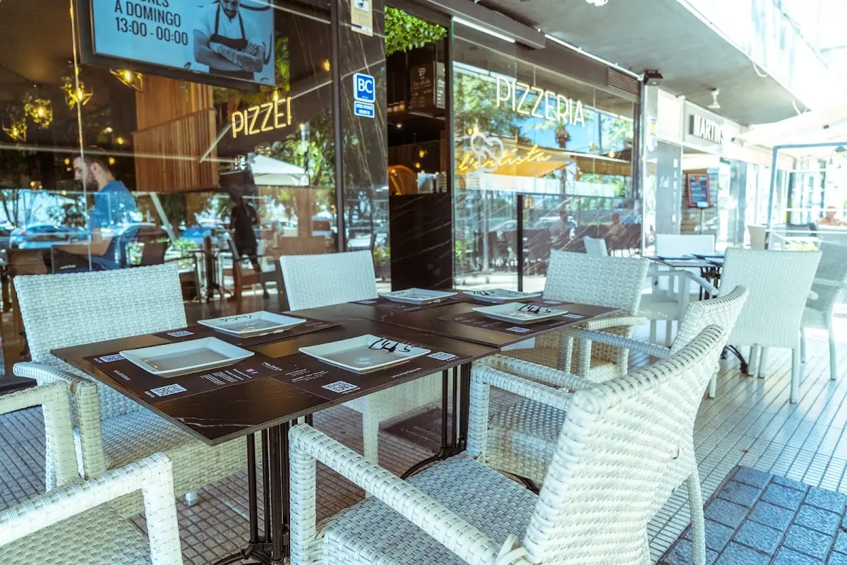 Terrace seating at L'Artista on the Paseo Marítimo