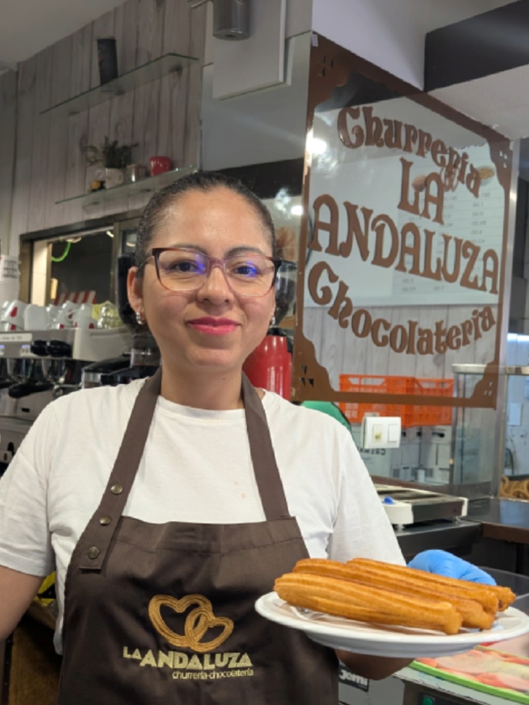 En verano también acompañamos tus días con nuestros churros, porras, buñuelos con café o chocolate.
Los tomas con nosotr