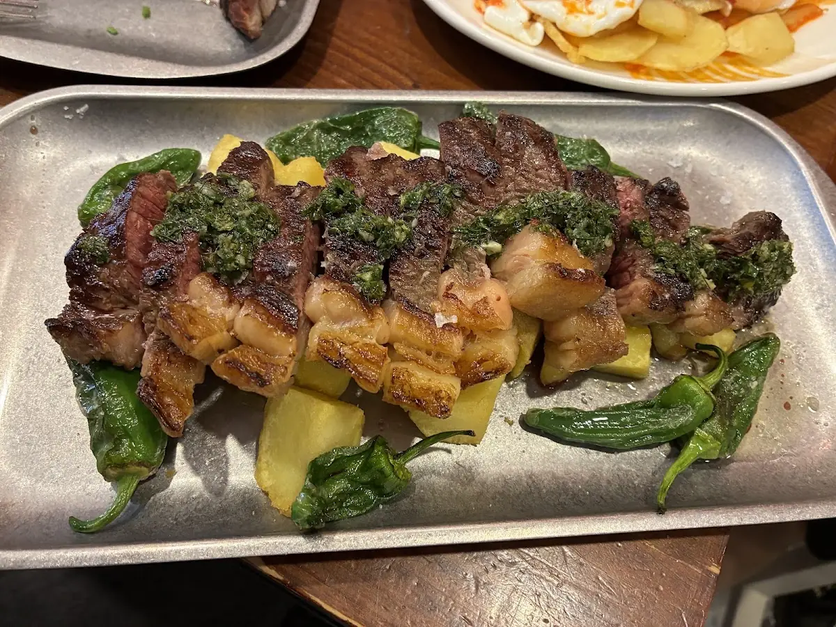 Grilled meat and padrón peppers at La Barra de Bendita