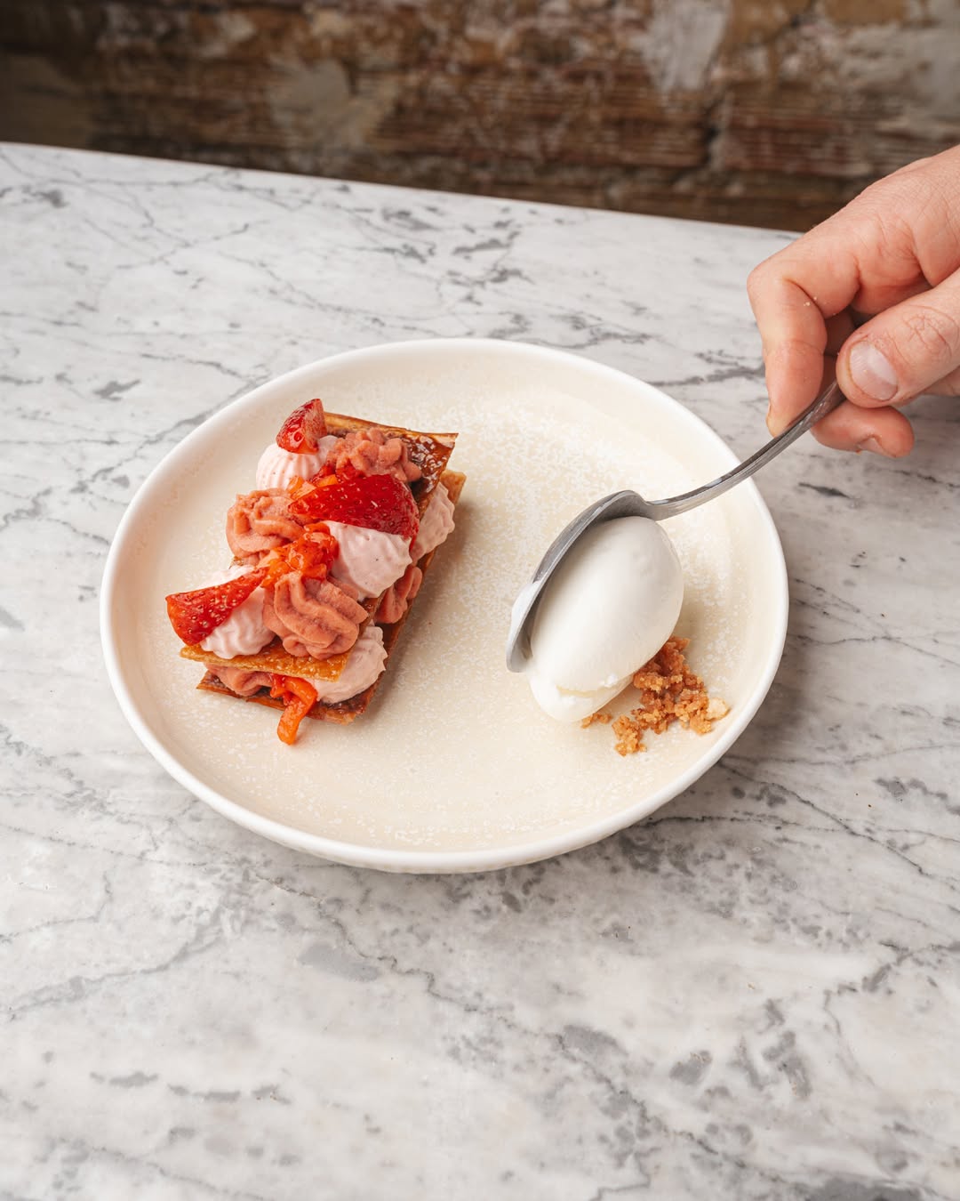 Si eres de los que siempre deja hueco para el postre, ¡eres de los nuestros!

¿Has probado nuestra tarta de fresas con m