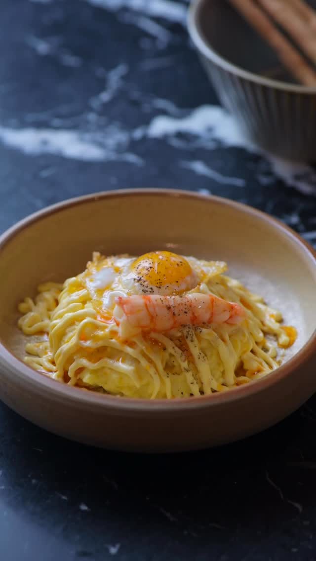 Nos vamos de vacaciones y nos despedirnos con nuestra ensaladilla coronada con yema de huevo de codorniz y alistado a aj