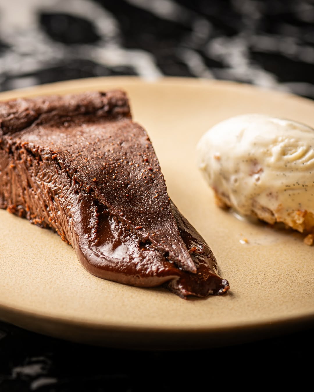 El broche perfecto para una comida en La Barra: clásica tarta de chocolate con helado de vainilla. Todo casero, todo ric