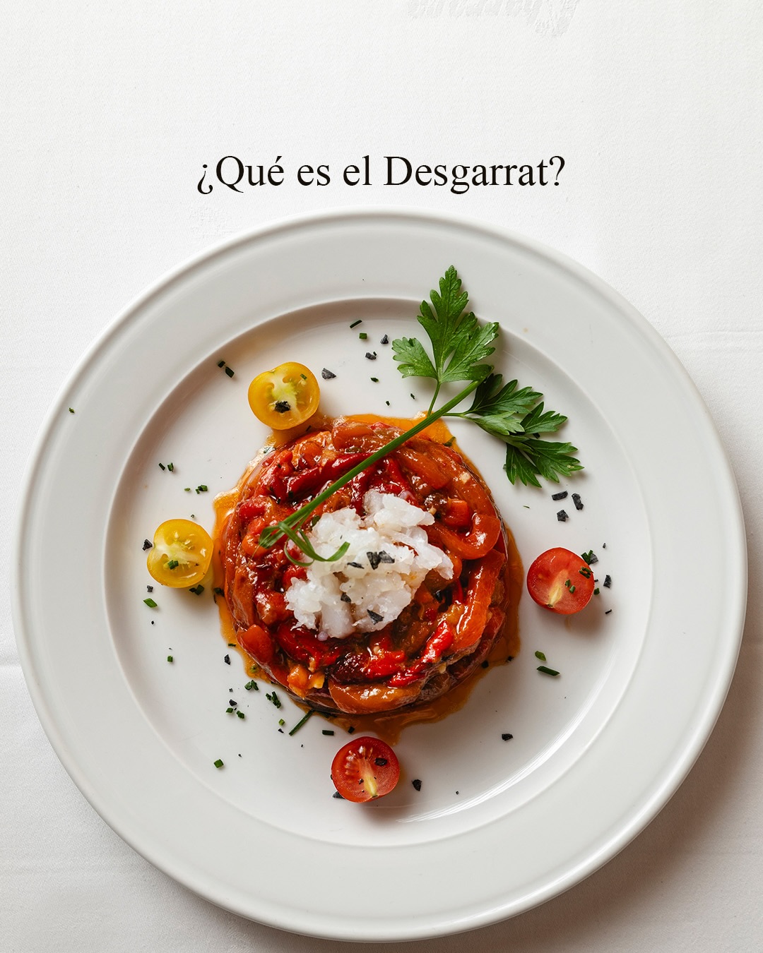 Pimientos asados, bacalao y aceite de oliva.
Eso es el Desgarrat o Esgarraet. Un entrante de la cocina alicantina tradi