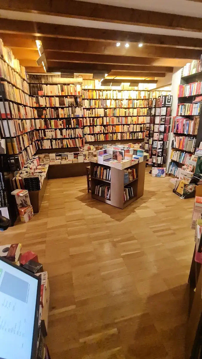 The bookshelves inside La Biblioteca de Babel