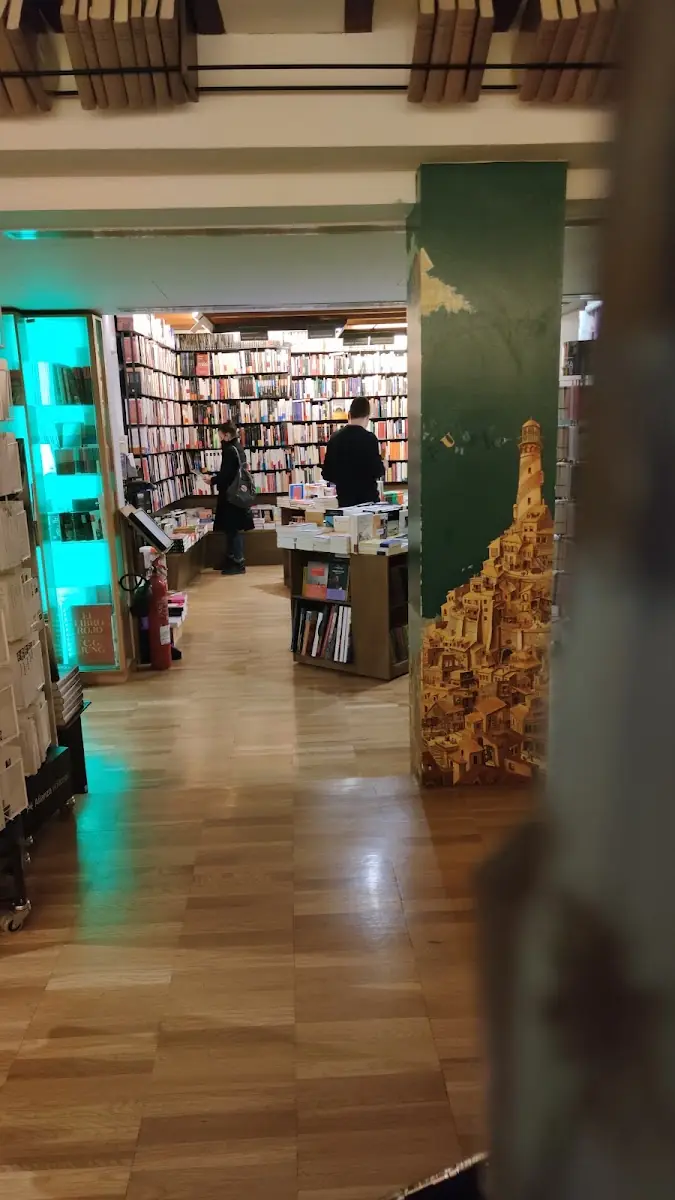 Inside the La Biblioteca de Babel bookshop café