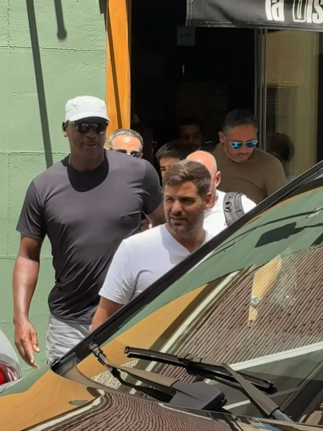 ¡El sabor de #Discarlux en el paladar de Michael Jordan! 🥩🏀
¿Y cómo no? Si el mejor de todos los tiempos visita Madrid