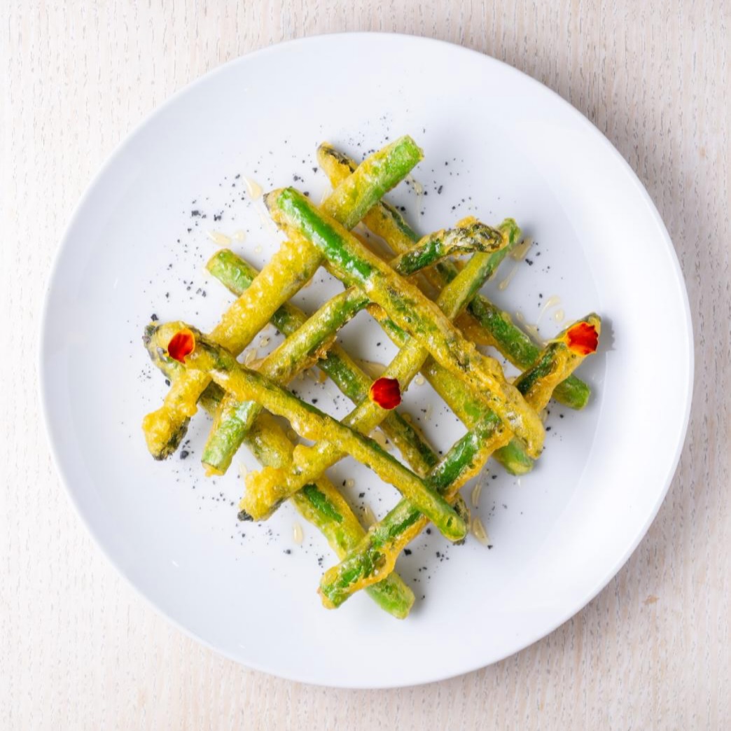 Espárragos verdes en tempura fina.
Un plato original, diferente. Un entrante perfecto para compartir a camino entre lo