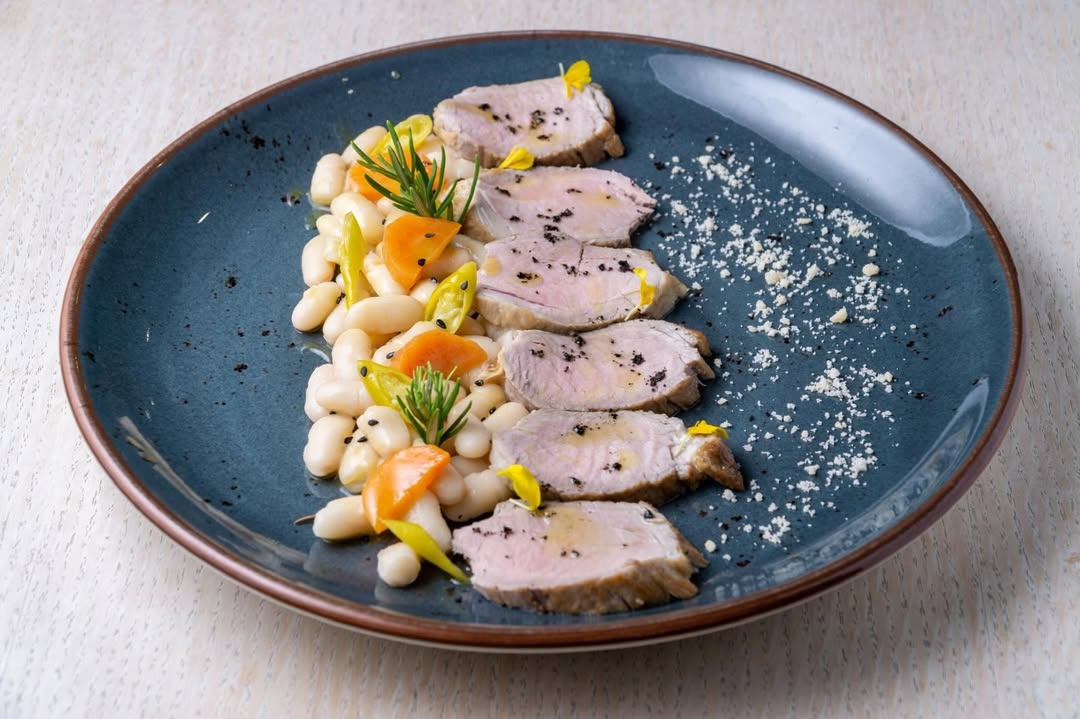 Solomillo de cerdo, fabes, vinagreta, aceituna negra y encurtidos del escabeche.
¿Eres más de carne o de pescado? Nues