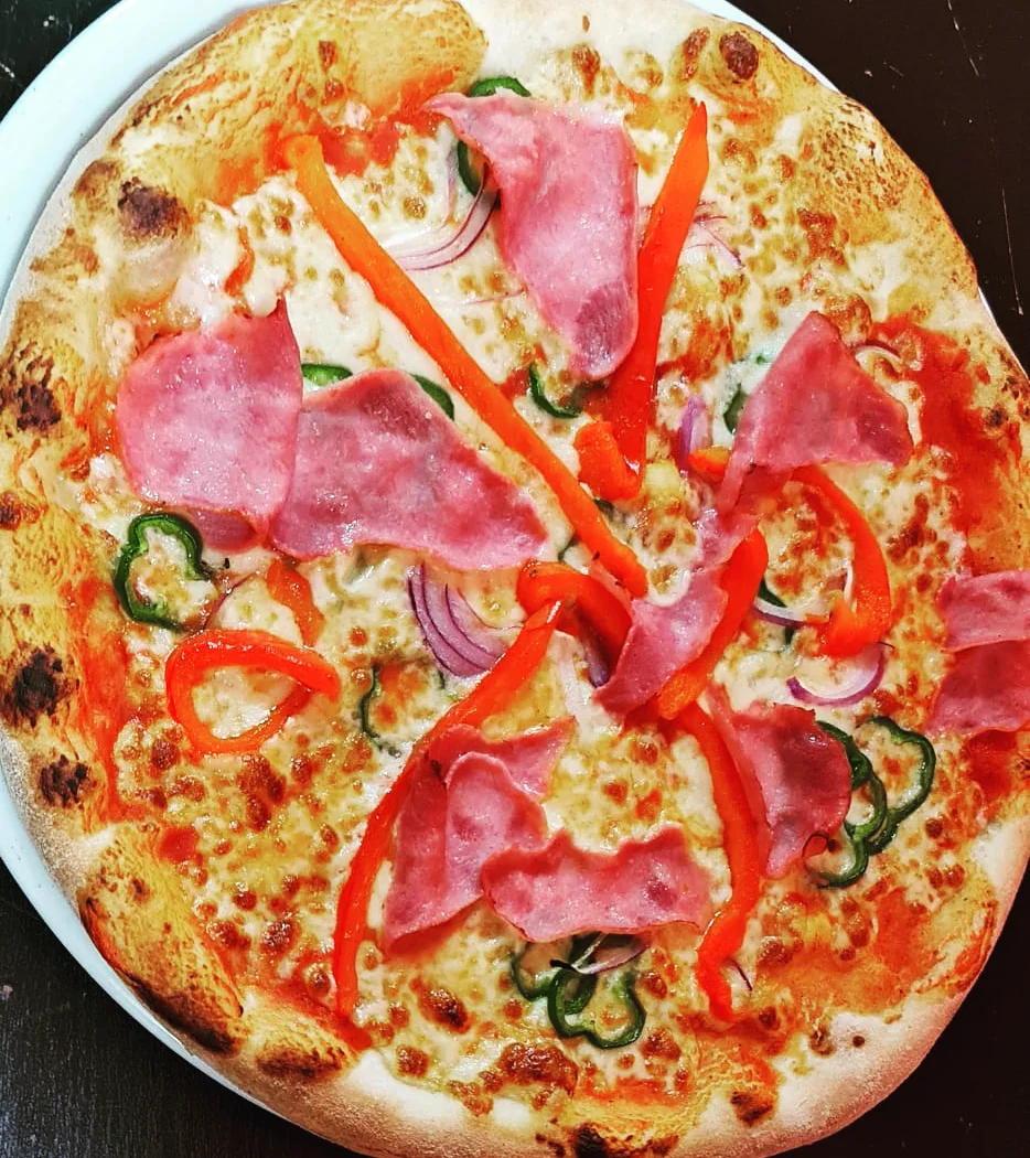Mañana jueves especiales de pizza
Amasadas al momento
H con ingredientes frescos