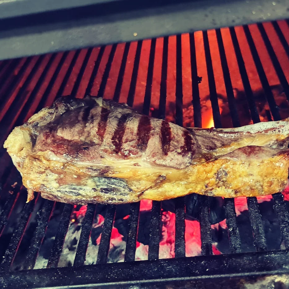 Degusta de Nuestras Variedades en Carnes a la Brasa
En especial de nuestro Chuleton de Vaca con maduración