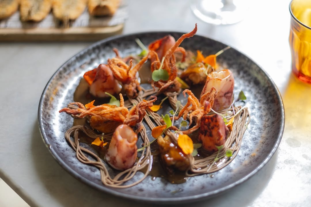 New plato 🍽️! 📣Chipirones con alitas de pollo deshuesadas y jugo acidulado. 😋 ! Si quieres realizar una reserva, llámano