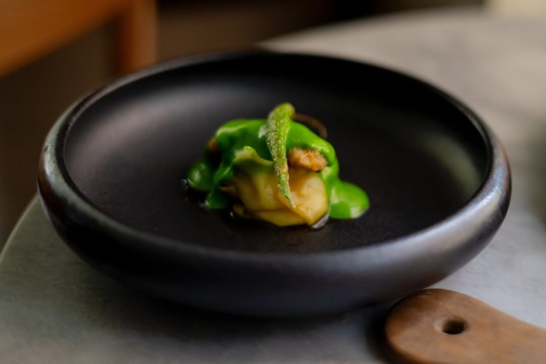 Sio mai del jefe de brandada de bacalao su cococha y pilpil de piparras. Si quieres realizar una reserva, llámanos al 📞 