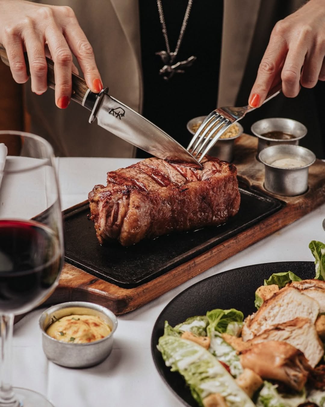 Los cortes argentinos son el alma de La Cabrera. Bife de chorizo, ojo de bife,
asado de tira, vacío o entraña: seleccion