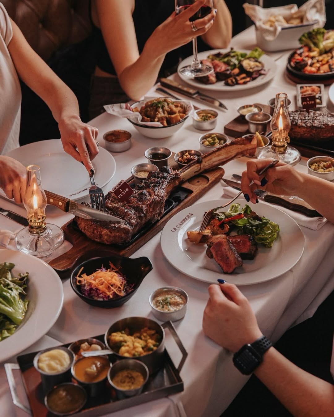 Che, hoy es de todos. Celebramos Argentina como se merece: en buena compañía y mejor carne.

#LaCabrera #carne #Parrilla