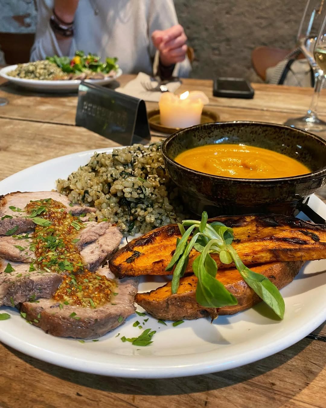 Tocó comer en @lacantinadelmatadero !!! 

Lugar delicioso y muy acogedor en el Matadero. (Madrid Río)
Pedimos el menú de