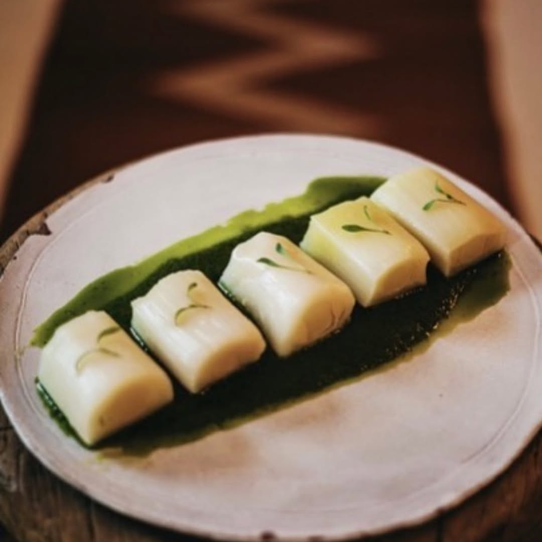 Aprovechando estos puerros riquísimos de Navarra,los hemisferios hecho confitados y con un mojo de cilantro y lima …riqu