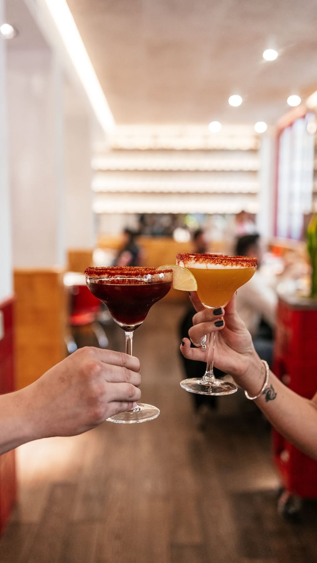 ¿Se antojó un cocktail? Para bajar este calorón, tenemos mezcalitas.
Como dice Isra, con unas botanas, la mejor manera