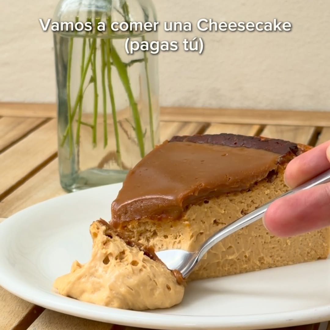 Menciona a quien quieres que te invite a una cheesecake de Caracola... y no aceptes un no por respuesta 😏🍰