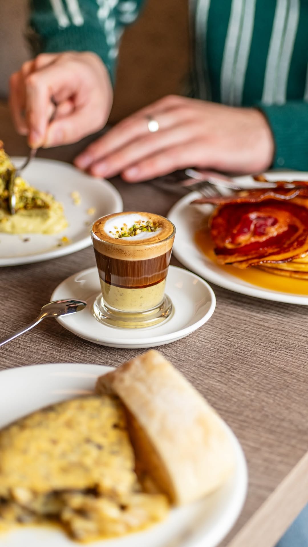 ☕ Café de especialidad, recién hecho y listo para convertirse en tu momento favorito del día.
Pásate por Caracola y dis