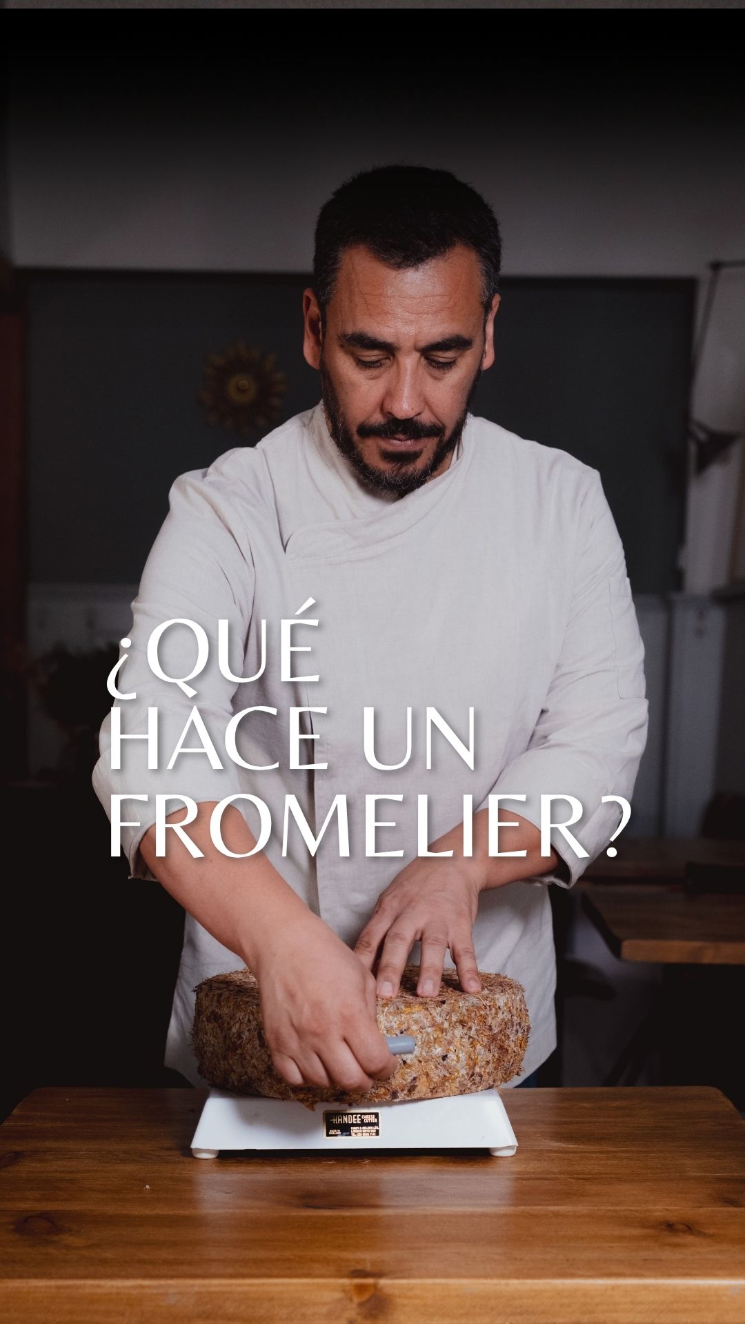 ¿Qué hace un fromelier? 🧀
No, no se dedica solo a probar quesos —aunque reconocemos que es una parte bastante buena del