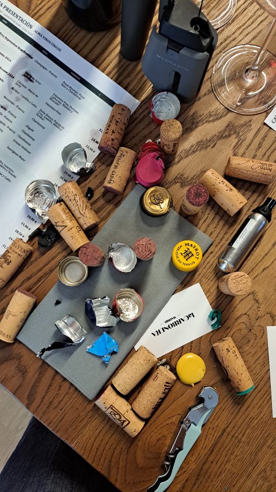 Son días de trabajo duro para mí y @romina.belen.sala
Volver a rehacer la carta de vinos de @la_carbonera_madrid supone