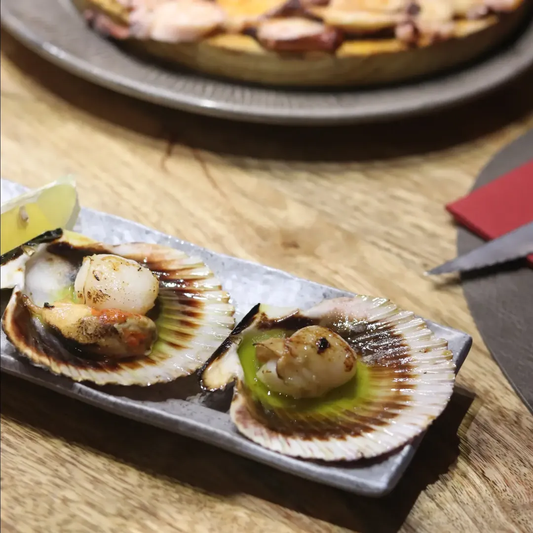 Pulpo y zamburiñas, dos imprescindibles para disfrutar del mejor sabor del mar.
Al centro de la mesa y… ¡a compartir en