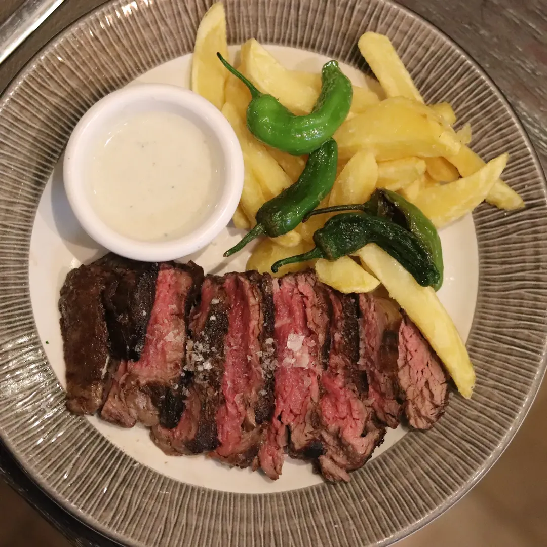 Nuestra cocina recupera el sabor de siempre con recetas tradicionales, guiños a Asturias y carnes seleccionadas como est