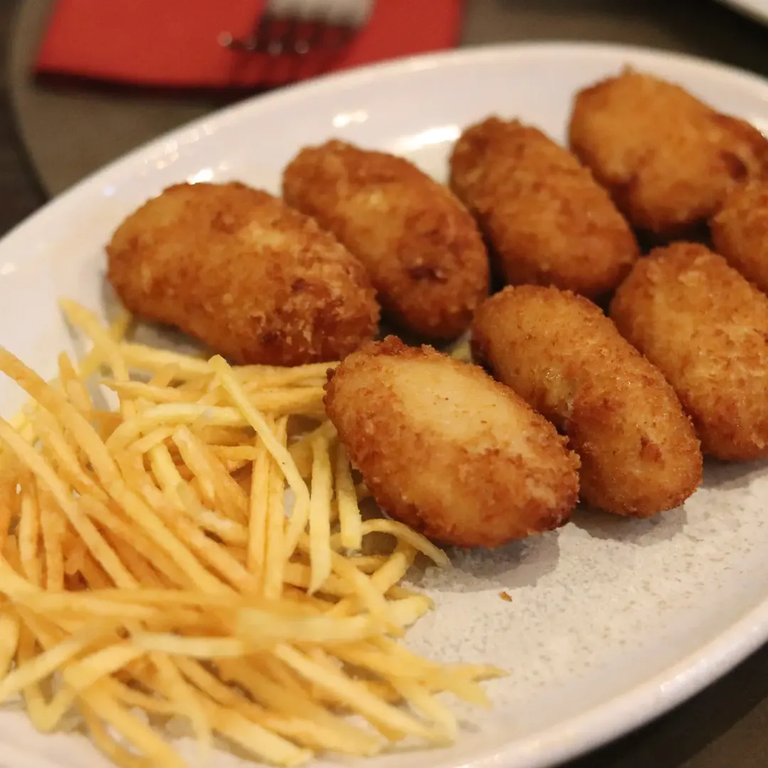 Si vienes a picar algo, las croquetas son una apuesta segura.Crujientes por fuera, cremosas por dentro y de esas que des