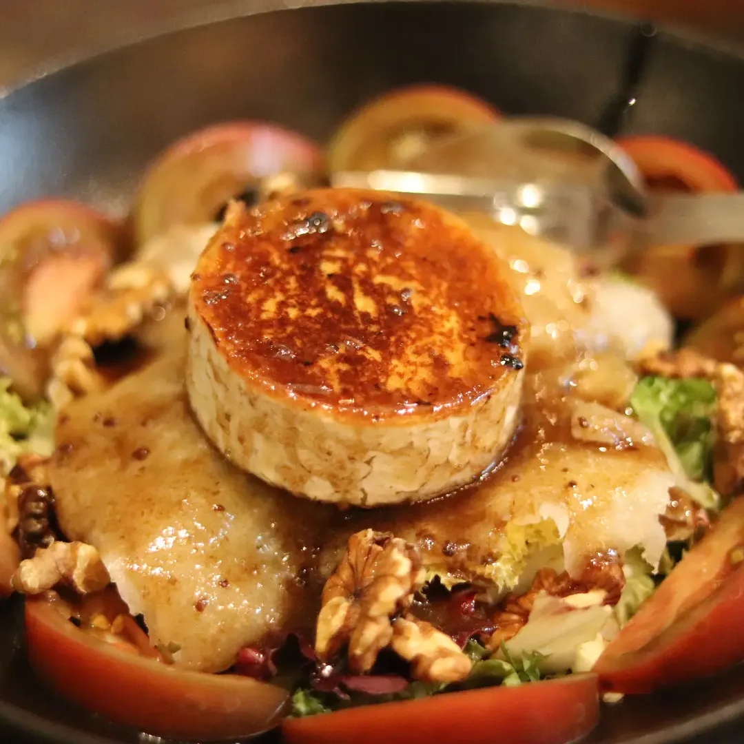 No todas las ensaladas son iguales.
Esta lleva queso de cabra a la plancha, tomate, nueces... y suele ser una de las fav