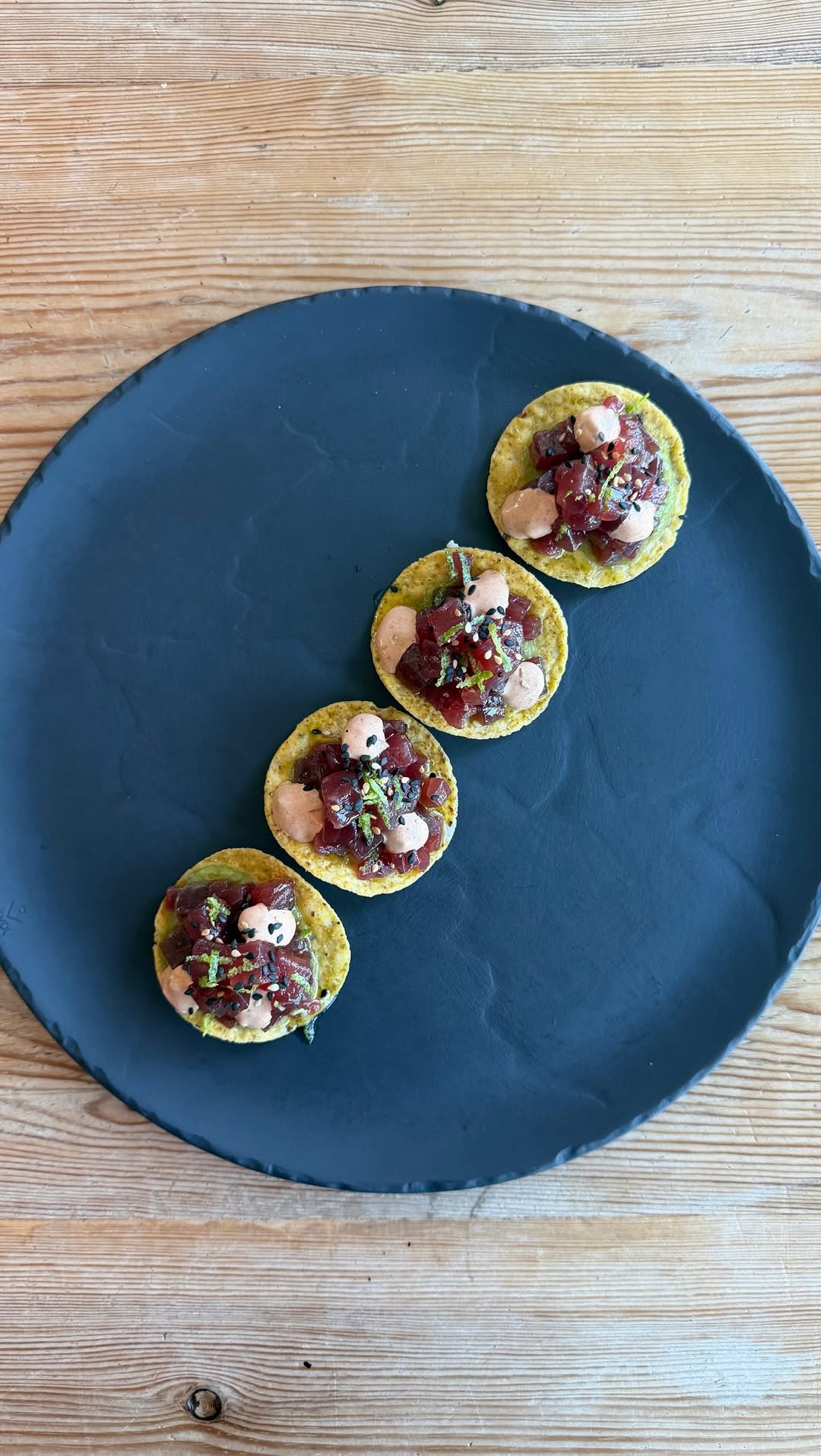 Atún rojo sobre maíz crujiente, salsa verde de aguacate y mayonesa de chipotle. 

México en un solo bocado 🇲🇽😉

#laching