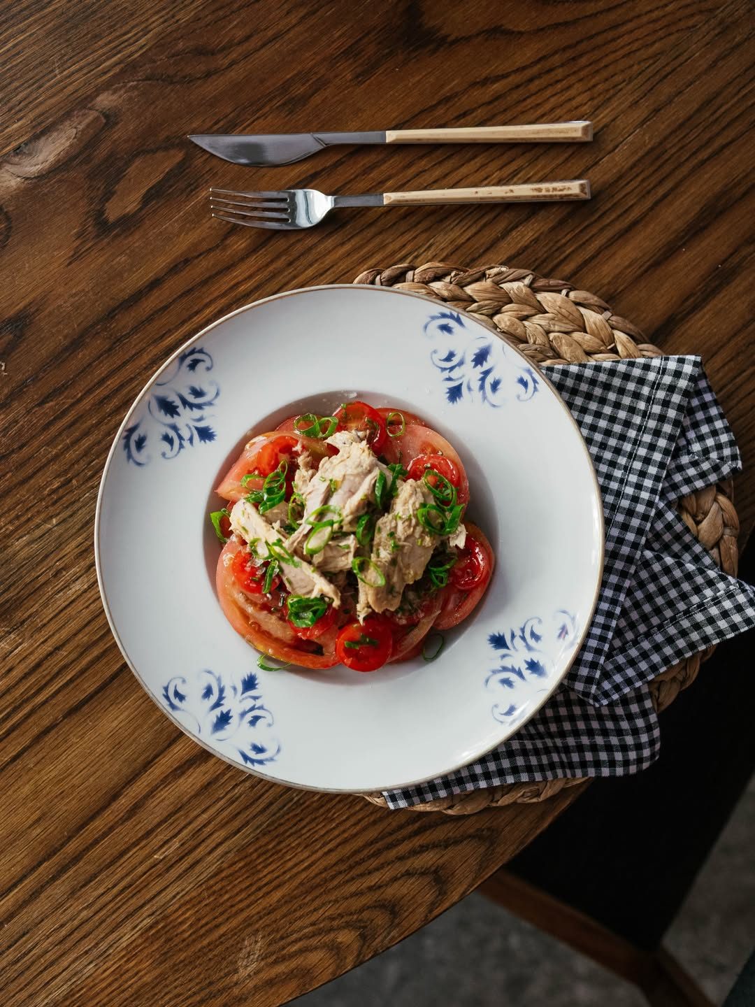 Cuando llega el calor, hay platos que siempre encuentran su sitio en la mesa.

Nuestra ensalada de tomate y bonito 🥗 lle