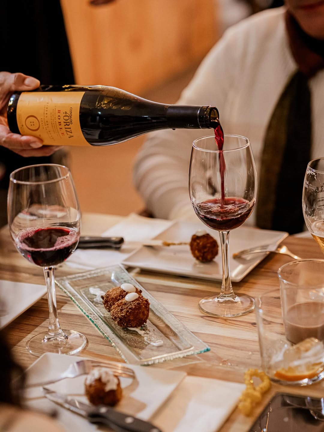 Un buen vino, algo rico de comer y tu mejor compañía,
¿existe un plan mejor?✨

Nosotros decimos NO🫢