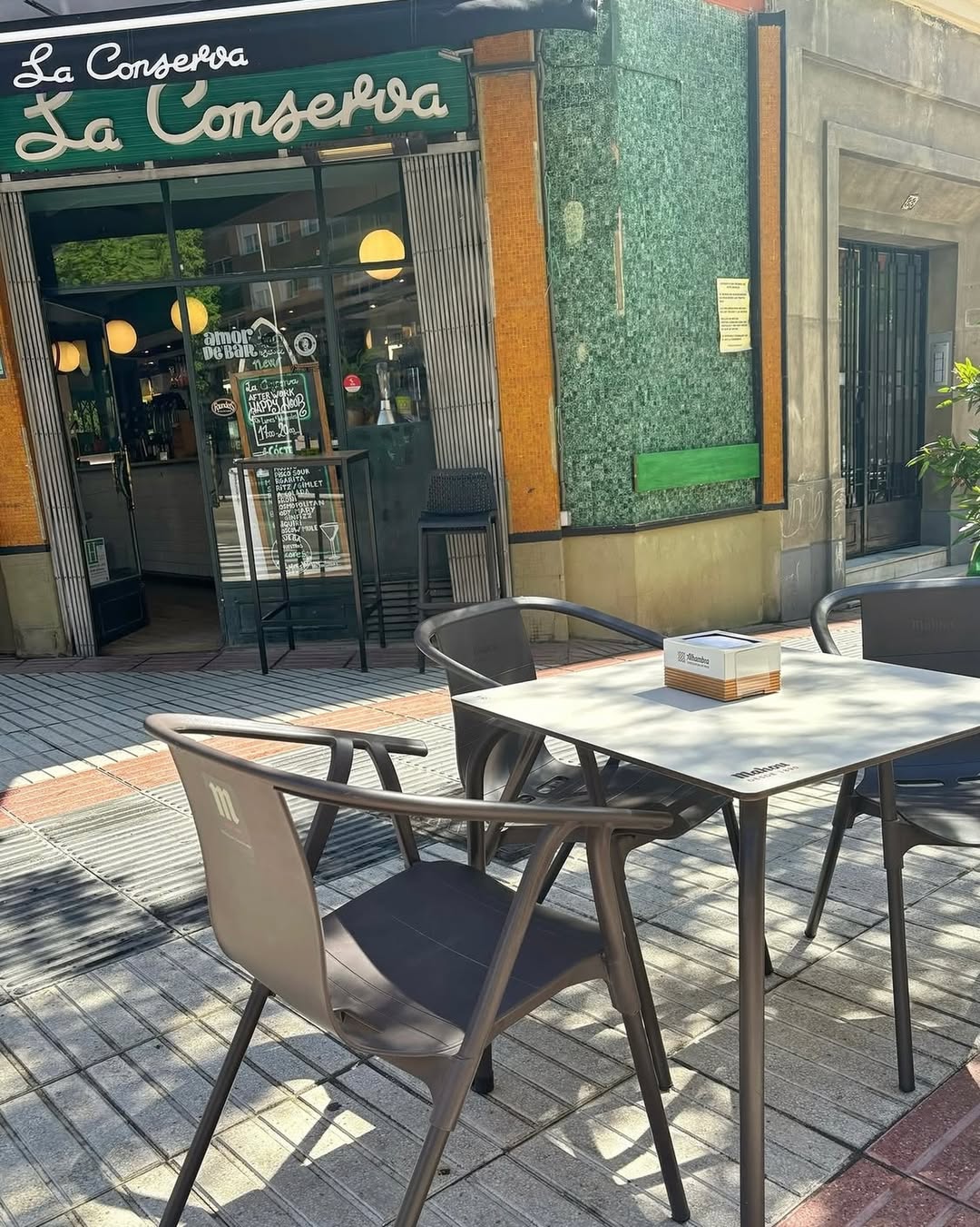 ¿Sabéis qué es lo mejor de volver?

Volver a escuchar el ruido de las mesas, las conversaciones, los brindis...
Y volver