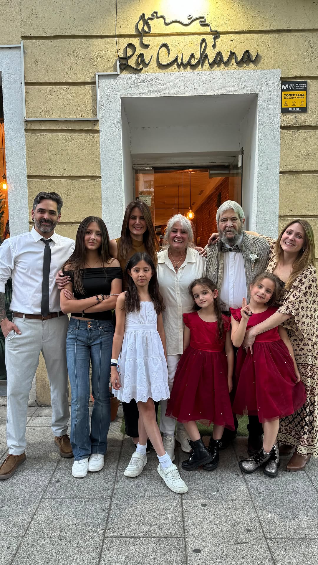 𝙍𝙚 𝙗𝙤𝙙𝙖 𝙙𝙚 𝙇𝙤𝙨 𝙋𝙖𝙚𝙨 para celebrar su 50 aniversario de matrimonio. Obvio, la ceremonia fue aquí, en el mejor lugar para 